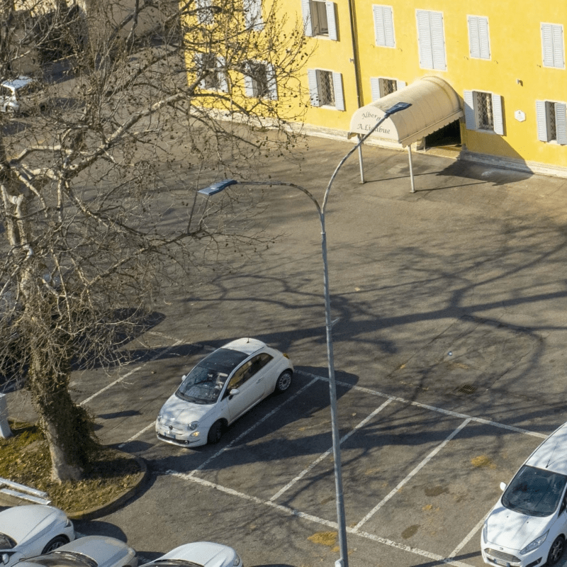 Approfitta del nostro vasto parcheggio esterno: comodità e sicurezza assicurate!