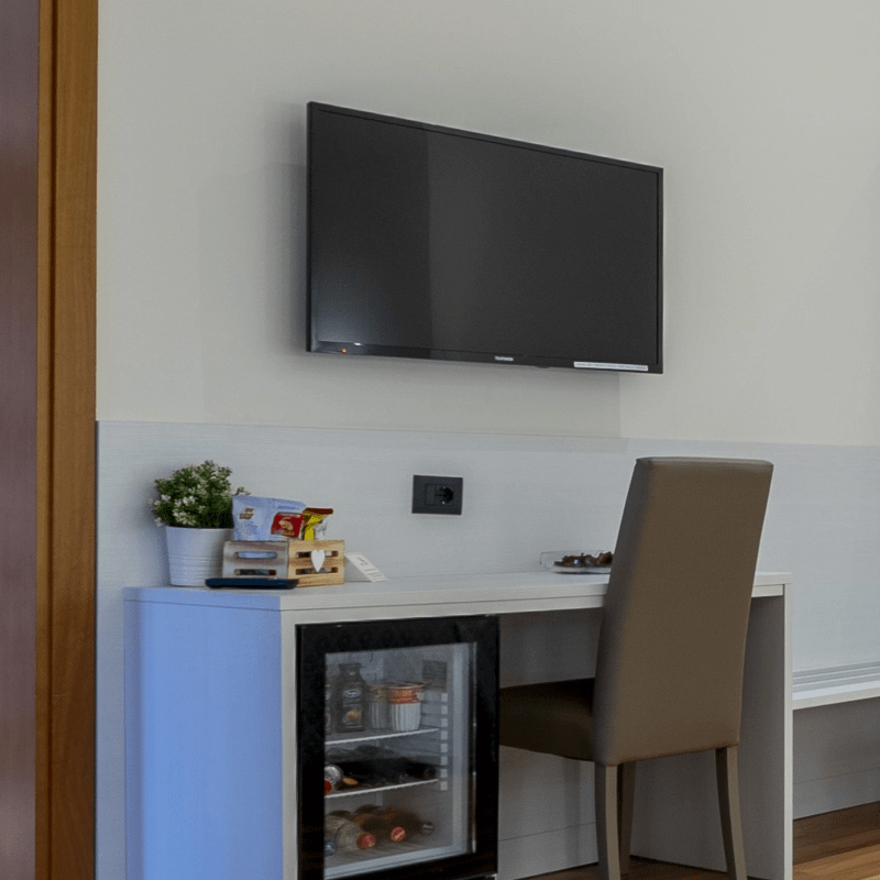 Ogni camera è dotata di una TV da 39 pollici con canali Sky, calcio e cinema inclusi, per un'esperienza di intrattenimento di qualità